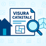 Illustrazione flat di CAF Public su sfondo azzurro sfumato con pattern ton‑sur‑ton di icone catastali. In primo piano, da sinistra a destra: una casa blu con porta turchese, un documento bianco con scritta “VISURA CATASTALE” in blu e griglia stilizzata, una lente d’ingrandimento turchese sovrapposta al documento e una mappa piegata turchese con segnaposto.